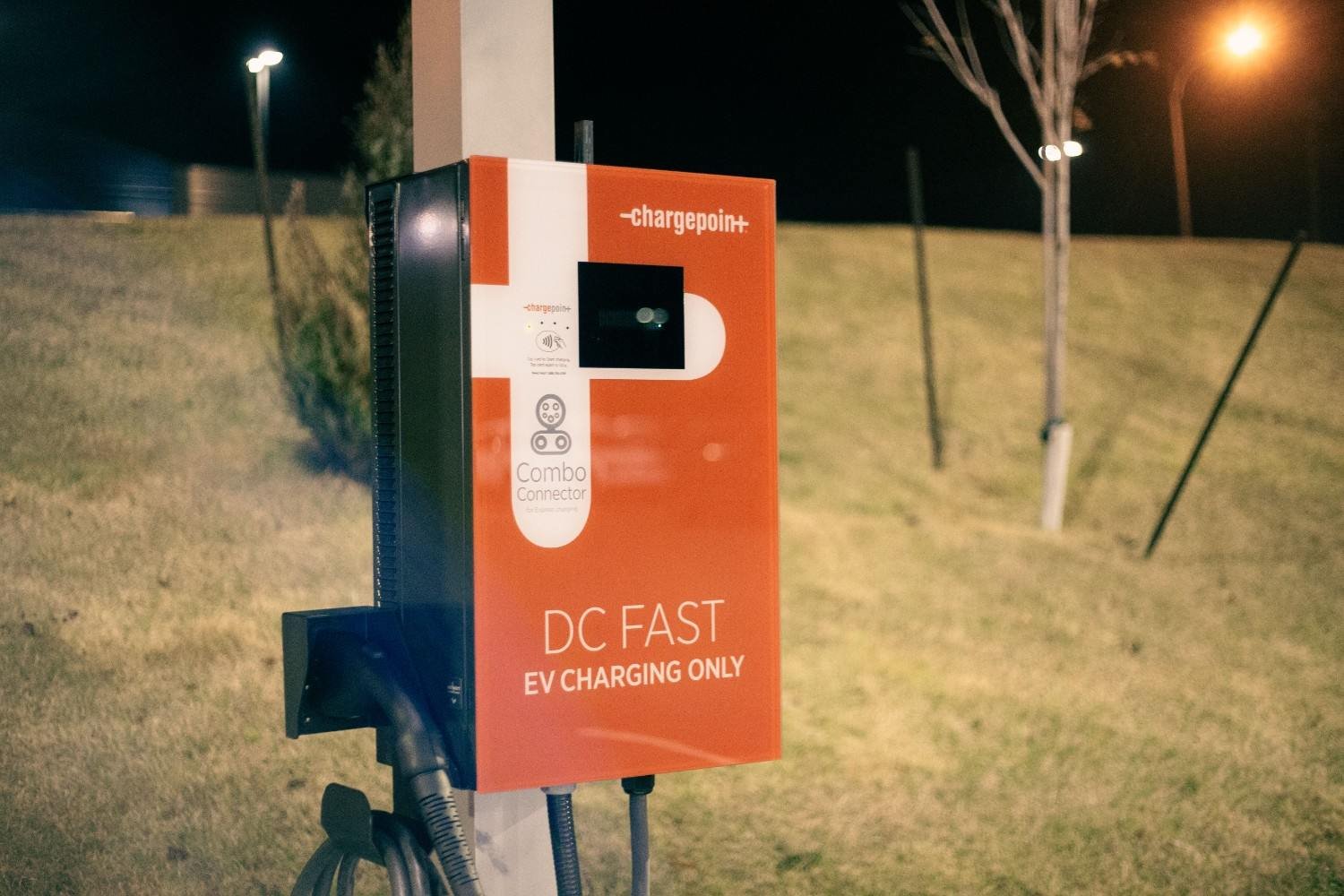DC fast EV charging station for electric vehicle charging